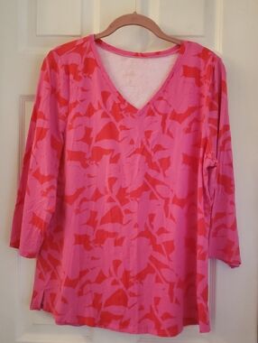 Belle by Kim Gravel Pink & Coral Abstract V-Neck Long Sleeve Top